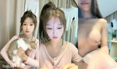 아바 아바의 고가 미인은 속옷을 벗고, 가슴을 주무르고, 날씬한 몸매, 의자에 다리를 벌리고, 욕실에 유리막대를 찔러넣고, 샤워를 하고 몸을 적신다.