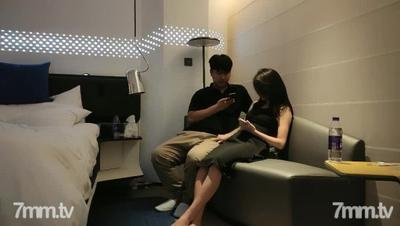 꽃을 찾는 작은 보물 늦은 밤, 날씬한 몸매의 검은 드레스를 입은 주변 소녀를 찾으러 데려다 줄게