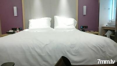 소 거시기 Tanhua는 매우 관능적 인, 큰 가슴, 주변 소녀는 젖꼭지를 빨고 핥고, 입으로, 바람둥이, 빌어 먹을 동안 혀로 소녀에게 키스
