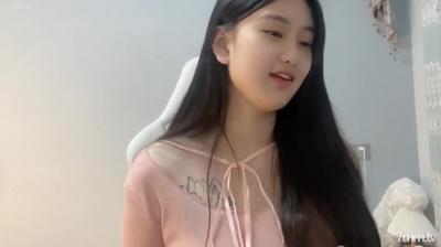 難得一見的無敵甜美超級美少女,笑起來像吃了蜜一樣的甜,大胸脯亮點滿滿