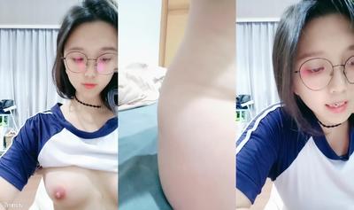 ピンクのおっぱいとメガネの美少女！甘い見た目と超良い性格！足を開いてツボを壊し、バイブでこする