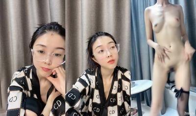 禦姐範眼鏡氣質美女！苗條身材脫衣舞！細腰扭動黑絲美腿，M腿掰穴特寫，