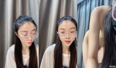 高冷眼鏡美女小姐姐!纖細美腿苗條身材!脫光全裸誘惑,翹起屁股特寫,多毛肥穴