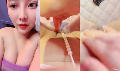 甜美系顏值女神！新人下海收費！珍珠內褲無毛肥穴，撥開近距離特寫，用梳子插穴