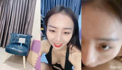極品美腿性感小姐姐！跪地按著腦袋插嘴！口活一流，主動騎乘位扶屌插入，摟著脖子