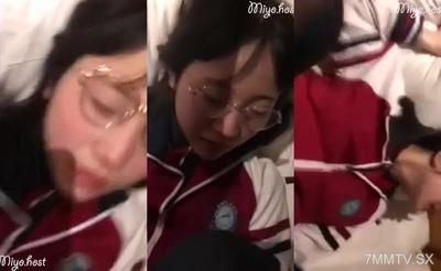 【網曝熱門事件❤️制服蘿莉】河南實驗中學眼鏡蘿莉史上穿著校服吃雞做愛啪啪