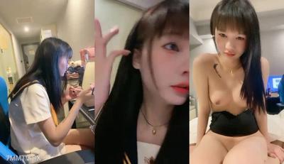 純欲系天花板美少女！脫掉內褲無毛騷穴！掰開小穴超緊緻，抓起大屌舔弄