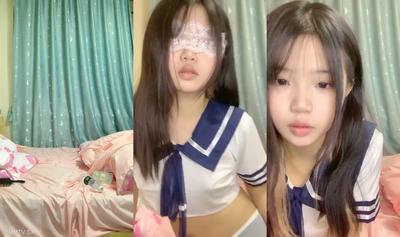 ピュアでキュートな女の子！可愛くてカワイイ！学生は白いストッキングを着用し、入浴後に小道具でオナニーします