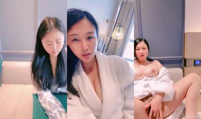 大きな胸と太ったお尻でセクシーなスタンナー！美女の誘惑！下着を脱がして巨乳を露出させ、毛むくじゃらオマンコを開いた