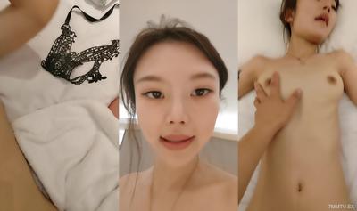 花腕タトゥー新人美少女！細身で足が長い！座席に乗っている間に頭を掘ってペニスを食べ、ガールフレンドに犯される
