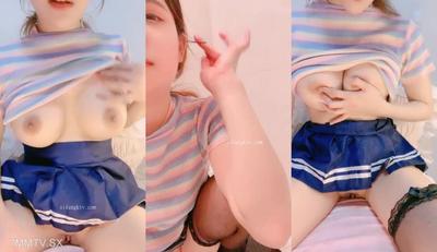オナニー推奨！ピュアスクールビューティ～【ロリいちご】両穴オープン！オナニーしながら水スプレー～カッコイイ、これ