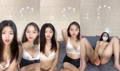 可愛くて可愛い妹！ガールフレンドとのダブルガールズショー！ディルドはピンク色のオマンコに突き刺さり、交代で自慰行為をし、それを濡らします