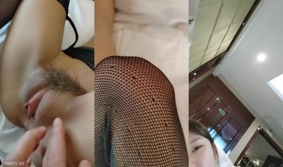 顔を出した黒い絹の若い女性は、兄に胸を揉んでホテルで遊んでほしいと頼んだ。