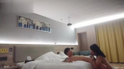 The new film is delivered by the peripheral female Tanhua Xiaowen brother online about a 2000 yuan beautiful college student part-time crush moaning on the bed is not ordinary