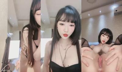 ネットセレブの美女たちが最近海に出た!特にファットリップパウダーホール!脚を広げ、指を入れ、伸縮自在のディルドを挿入した状態のクローズアップ