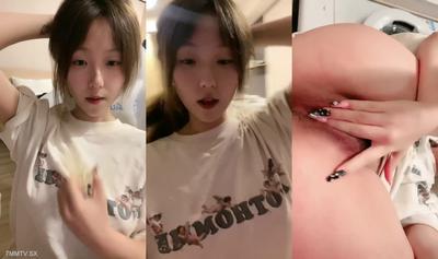 甜美少女！鄰家妹妹型！說話嗲嗲，撩起衣服看奶子，坐在地上揉搓騷穴，嬌喘呻吟喊爸爸
