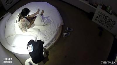 監視がメガネをひび割って小役リーダーが部下の女性をホテルに連れ込み部屋を開けて69セックス