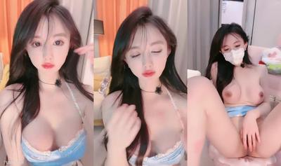 The ultimate stunner Internet celebrity beauty! Superb body pink! Taking off the thong and touching her pussy