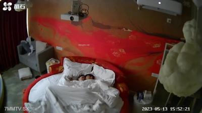 5.13 Xintai debuted in the red round bed projection room of EZVIZ Cloud Hotel, secretly photographing Bai Nen’s school girl and her boyfriend having a passionate room