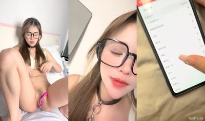 The ultimate beauty girl with black frame glasses! Masturbation with super high-value props! Dildo dildo fucks pussy, both holes squirt all over the floor