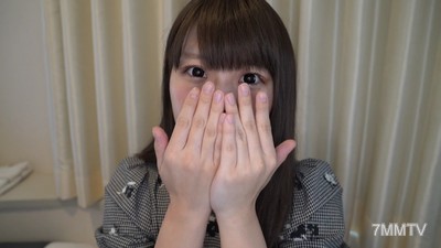 fc2-ppv 1425256 【個人拍攝】21歲的大學生★偶像迷的童顏美女笑容可愛，光滑無毛！最後是大量內射，精液從陰道逆流而出！