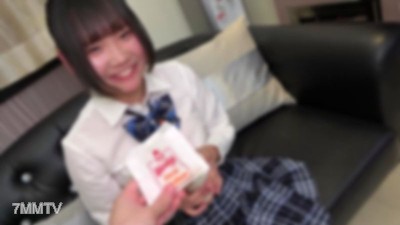 fc2-ppv 3117128 在快餐店搭訕的笑容可愛的十幾歲現二年級學生。幼嫩的臉蛋和美巨乳，穿著制服的身材又緊實又性感。如果被說「射在我裡面……」那只能內射了。
